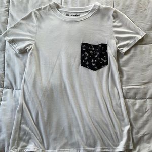 White t-short with pocket detail